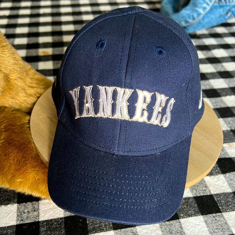 Vintage/Pristine NIKE Baseball Cap. Team: YANKEES Size: NEWBORN Vintage Logo.